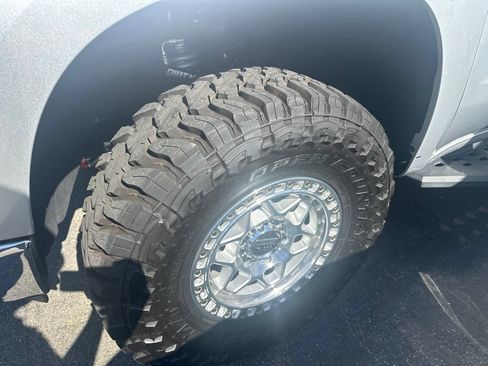 Used 2022 Chevrolet Silverado 1500 LT w/ Z71 Off-Road Package AWD/4WD image 2