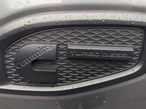 Used 2018 Nissan Titan SV w/ SV Convenience Package image 15