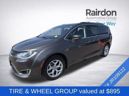 Used 2018 Chrysler Pacifica Touring Plus w/ Tire & Wheel Group FWD image 3