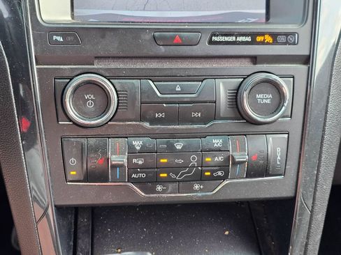 Used 2017 Ford Explorer XLT w/ Equipment Group 202A FWD image 19