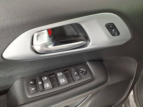 Used 2020 Chrysler Pacifica Limited w/ S Appearance Package FWD image 14