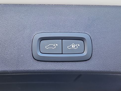 Used 2025 Volvo XC40 B5 Plus w/ Protection Package Premier image 16