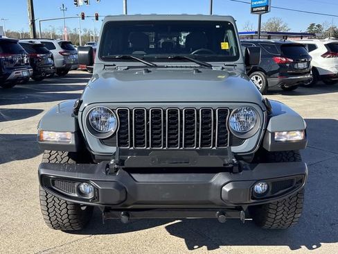 Used 2025 Jeep Gladiator Sport image 2