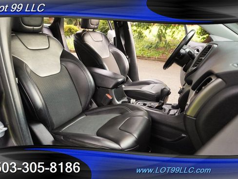Used 2019 Jeep Cherokee Latitude Plus w/ Cold Weather Group AWD/4WD image 18