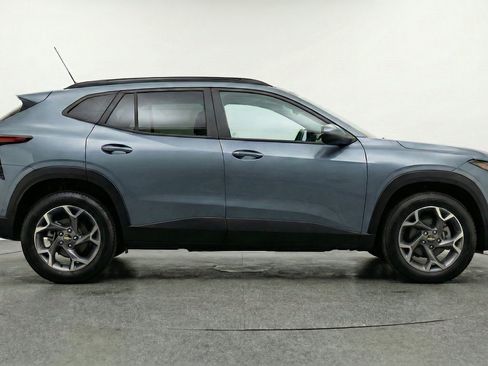 Used 2025 Chevrolet Trax LT w/ LT Convenience Package FWD image 11
