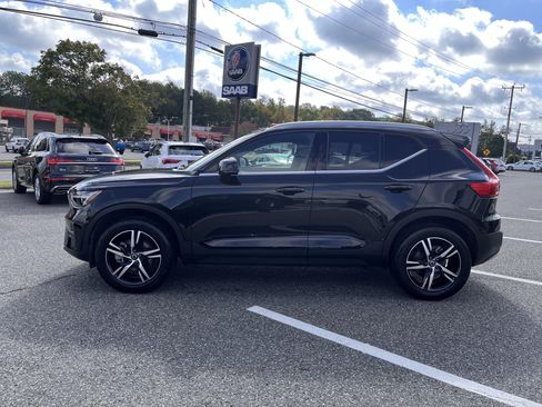 Certified 2025 Volvo XC40 B5 Core image 4