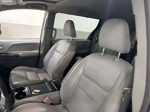 Used 2019 Toyota Sienna XLE w/ XLE Navigation Package AWD/4WD image 5