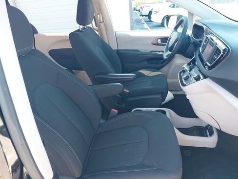 Used 2023 Chrysler Voyager LX FWD image 10