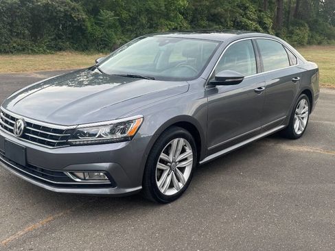 Used 2017 Volkswagen Passat 1.8T SEL Premium FWD image 4