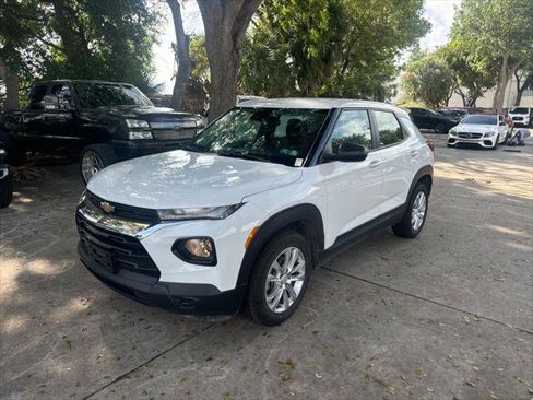 Used 2023 Chevrolet TrailBlazer LS image 2