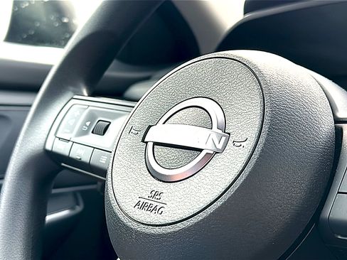 Used 2024 Nissan Rogue S image 30