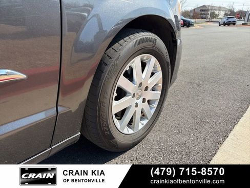 Used 2016 Chrysler Town & Country Touring image 6