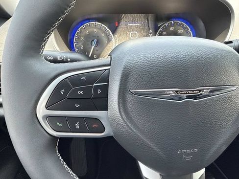 Used 2026 Chrysler Pacifica Limited FWD image 20