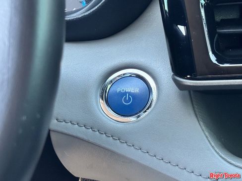 Used 2022 Toyota Highlander LE FWD image 24