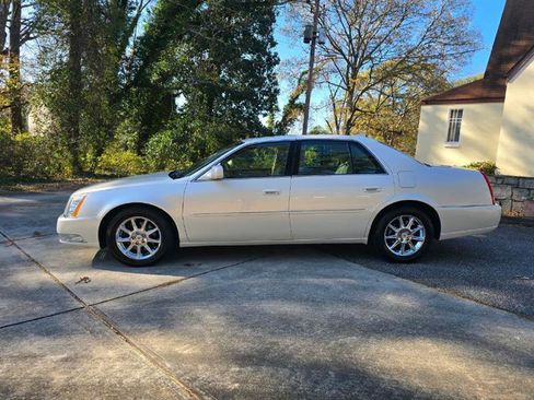 Used 2011 Cadillac DTS Luxury image 3