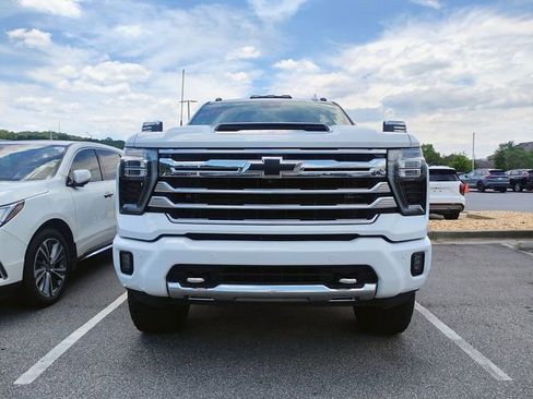 Used 2024 Chevrolet Silverado 3500 High Country w/ High Country Premium Package AWD/4WD image 2