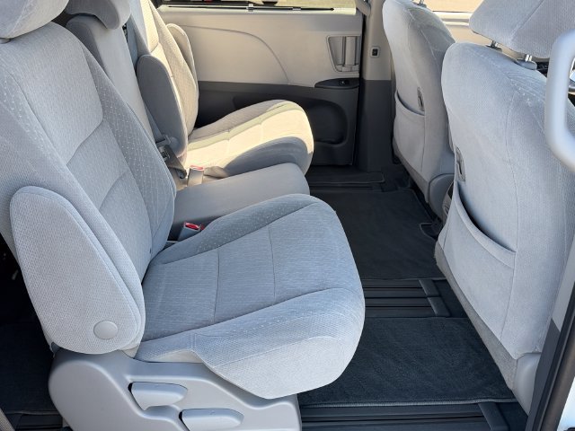 Used 2020 Toyota Sienna LE w/ Carpet Mat Package FWD image 24