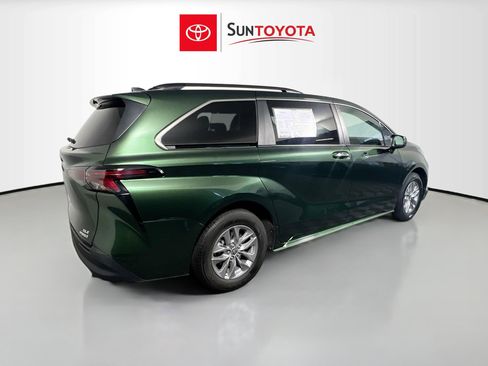 Used 2024 Toyota Sienna XLE FWD image 4
