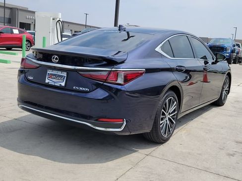 Used 2025 Lexus ES 300h w/ Premium Package FWD image 3