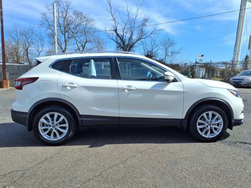 Used 2022 Nissan Rogue Sport SV w/ Technology Package image 2