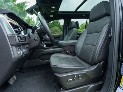 Used 2025 GMC Yukon Denali w/ Denali Reserve Package AWD/4WD image 13