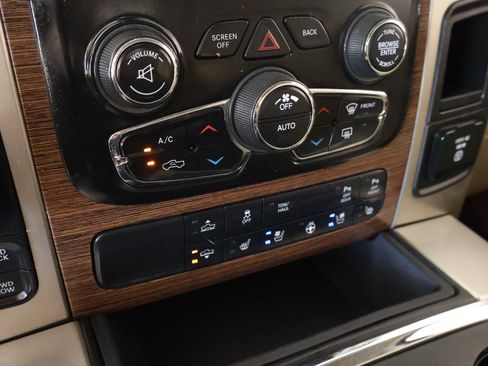 Used 2018 RAM 1500 Laramie w/ Convenience Group AWD/4WD image 7