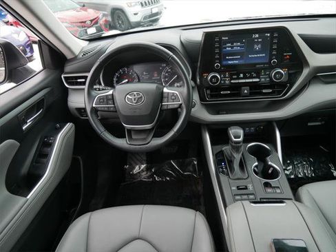Certified 2022 Toyota Highlander XLE image 12