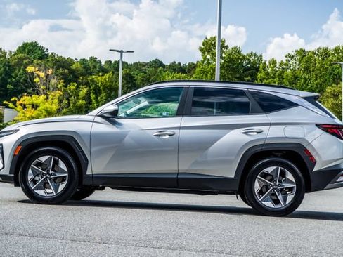 Certified 2025 Hyundai Tucson SEL FWD image 9