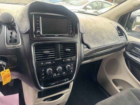 Used 2019 Dodge Grand Caravan SE w/ UConnect Hands-Free Group image 20