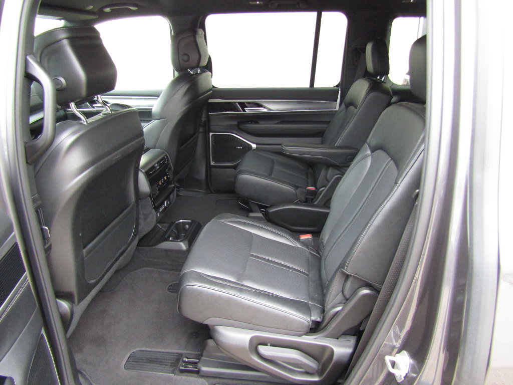 Used 2025 Jeep Wagoneer Series II AWD/4WD image 36