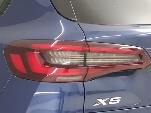 Used 2022 BMW X5 xDrive40i w/ M Sport Package image 11