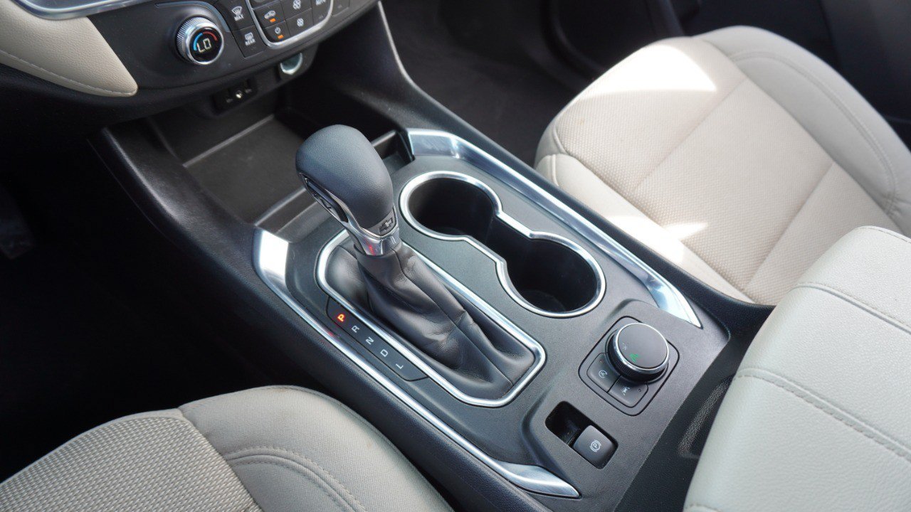 Used 2022 Chevrolet Traverse LS FWD image 16