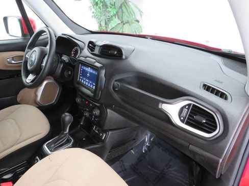 Used 2018 Jeep Renegade Latitude FWD image 10