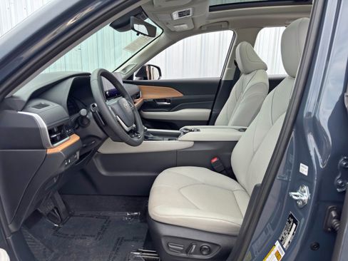 Used 2024 Toyota Grand Highlander Platinum image 16