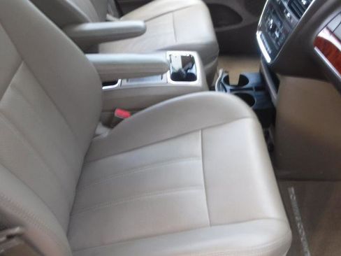 Used 2012 Chrysler Town & Country Touring-L w/ Premium Group FWD image 25