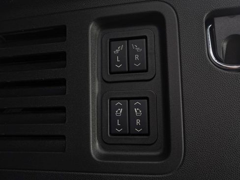 Used 2025 Chevrolet Traverse RS image 11