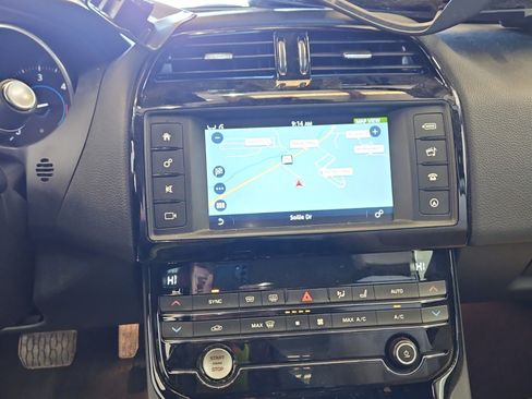 Used 2017 Jaguar XE Premium image 10