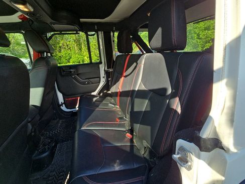 Used 2018 Jeep Wrangler Unlimited Rubicon AWD/4WD image 16