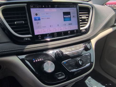 Used 2023 Chrysler Pacifica Touring-L FWD image 28