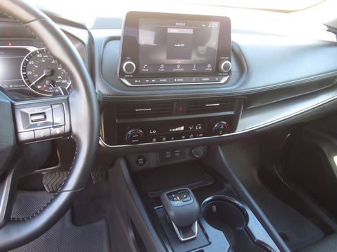 Used 2025 Nissan Rogue SV image 15