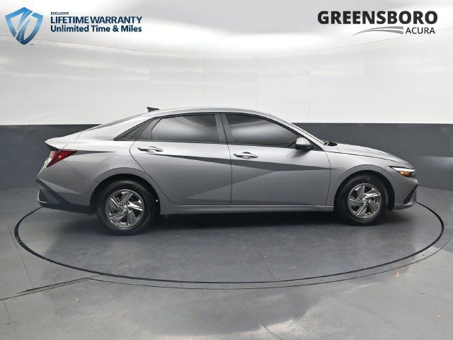 Used 2025 Hyundai Elantra SE FWD image 4