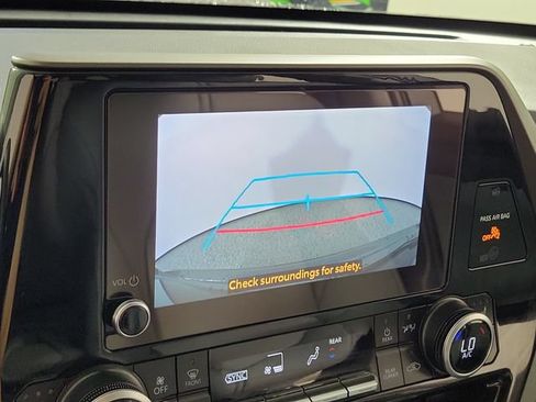 Used 2025 Toyota Highlander XLE FWD image 31