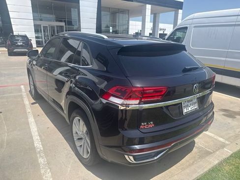 Used 2021 Volkswagen Atlas Cross Sport SE w/ Panoramic Sunroof Package FWD image 3