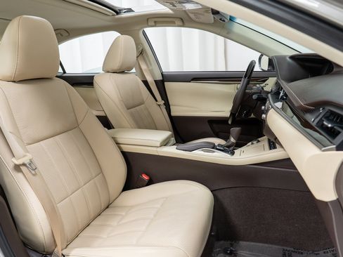 Used 2016 Lexus ES 350 w/ Luxury Package w/Wood Trim image 22