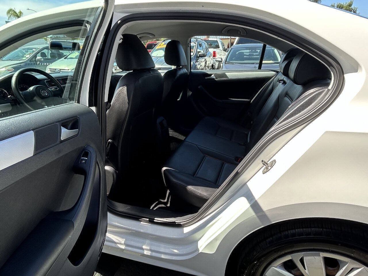 Used 2013 Volkswagen Jetta SE FWD image 18