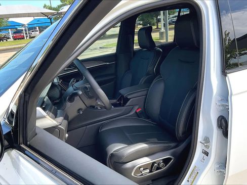 New 2023 Jeep Grand Cherokee Overland w/ Advanced Protech Group III image 9