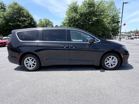 Used 2023 Chrysler Pacifica Touring-L image 4
