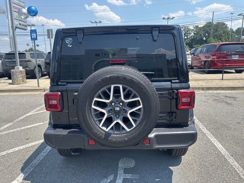 Used 2025 Jeep Wrangler Unlimited Sahara AWD/4WD image 9