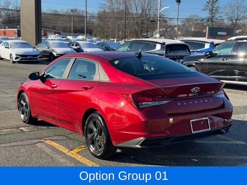 Used 2023 Hyundai Elantra SEL w/ Preferred Accessory Package FWD image 3