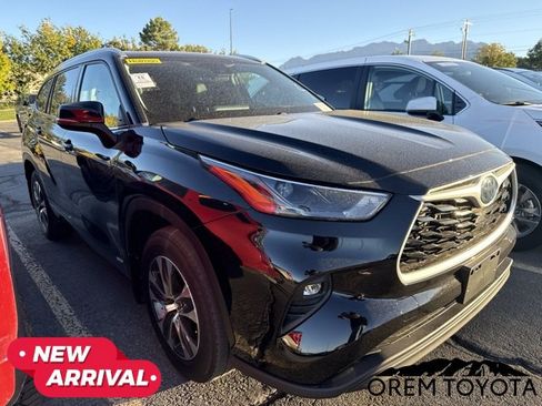 Used 2022 Toyota Highlander XLE AWD/4WD image 1